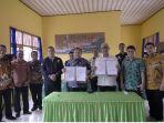 Victor-Terinathe-tengah-kemeja-putih-dan-Kepala-Dinas-Pendidikan-dan.jpg