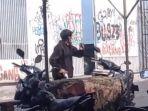 Video-amatir-warga-saat-pelaku-S-mengeluarkan-Senpi-untun-menakuti-warga-sekitar.jpg