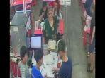 Viral-video-di-media-sosial-aksi-dua-WNA-yang-diduga-menghipnotis-pegawai-kasir.jpg
