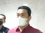 Wagub-DKI-Jakarta-Ahmad-Riza-Patria-di-Balai-Kota-di-depan-pers.jpg