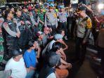 Wakapolres-Metro-Jakarta-Barat-AKBP-Tri-Suhartanto-berbincang-dengan-para-juru-parkir-liar.jpg