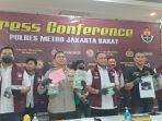 Wakapolres-Metro-Jakarta-Barat-Teuku-Arsya-Khadafi-dalam-konferesi-pers.jpg