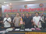 Wakapolres-Metro-Jakarta-Barat-Teuku-Arsya-Khadafi-tengah-menunjukan-celurit-dalam-jumpa-pers.jpg