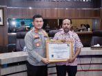Wakapolresta-Bandara-Soetta-AKBP-Ronald-Sipayung-menerima-penghargaan-dari-Ombudsman.jpg