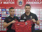 Wakil-Presiden-Persija-Jakarta-Ganesha-Putera-kiri-dan-Pelatih-Ratchaburi-FC-Carlos-Pena-kanan.jpg