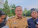 Wali-Kota-Bekasi-Tri-Adhianto-sebut-pihaknya-akan-larang-pelajar-bawa-dan-pakai-HP.jpg