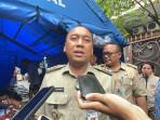 Wali-Kota-Jakarta-Barat-Uus-Kuswanto-di-Gang-Langgar-Tangki-Tamansari-pada-Senin-3092025.jpg