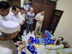 Wali-Kota-Jakarta-Selatan-M-Anwar-menyerahkan-bantuan-kepada-Fauzan.jpg