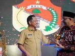 Wali-Kota-Tidore-Kepulauan-Capt-Ali-Ibrahim-terima-penghargaan-UHC-JKN-Awards.jpg