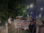 Warga-Kampung-Sawah-Indah-Cakung-yang-sebagian-besar-emak-emak-melakukan-aksi-long-march.jpg