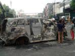 Warga-Pereteli.jpg<pf>Mobil-yang-Dibakar.jpg<pf>hangus-terbakar.jpg<pf>pengunjuk-rasa.jpg<pf>mobil-mobil.jpg