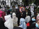Warga-berjubel-ucapkan-belasungkawa-ke-Ridwan-Kamil.jpg