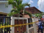 Warga-melihat-kondisi-rumah-Korban-sekeluarga-tewas.jpg