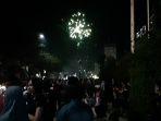 Warga-melihat-pesta-kembang-api-di-jalan-Margonda-Raya-Depok.jpg