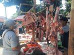 Warga-membeli-daging-sapi-di-Sawangan-Permai-Kota-Depok-pada-Senin-842024.jpg