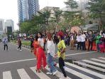 Warga-menyaksikan-Fashion-Week-di-Dukuh-Atas-Jakarta-Pusat.jpg