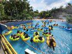 Wisatawan-menikmati-wahana-air-di-The-Jungle-Waterpark-Rabu-18122024.jpg