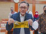 Zulkifli-Hasan-menunjukkan-minyak-goreng-kemasan-dengan-merek-Minyak-Kita.jpg