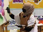 aksi-melukis-ketua-bhayangkari-polres-tangsel-nia-imanuddin-di-festival-tangsel-sejiwa.jpg