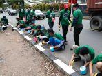 aksi-pengecatan-separator-dan-bersih-bersih-dilakukan-di-jalan-raya-mayor-oking-atmaja-cibinong.jpg