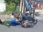 aksi-remaja-mengendarai-motor-ugal-ugalan-menabrak-pengendara-lain.jpg