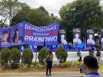 aliho-besar-dukungan-ke-Prabowo-Gibran-tampak-dipasang-di-depan-KPU-jelang-pengundian-nomor-urut.jpg