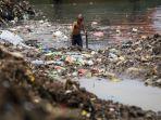 anak-mencari-sampah-di-kbb-sungai-ciliwung.jpg