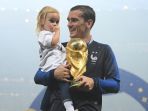 antoine-griezmann-n-girl_20180716_015705.jpg