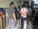 antrean-warga-di-depot-pengisian-ulang-oksigen-di-ciputat.jpg