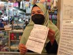 ari-pedagang-obat-di-pasar-koja-baru-koja-jakarta-utara-menunjukkan-surat-vaksin.jpg