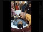 bapak-tua-pingsan-dan-akhirnya-meninggal-karena-dihalangi-petugas-masuk-ke-masjid.jpg