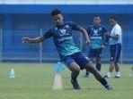 bek-kiri-persib-bandung-david-kevin-rumakiek-ikuti-latihan-bersama-skuad-maung-bandung.jpg