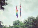 bendera-pelangi-simbol-lgbt-berkibar-di-halaman-kantor-keduubes-iggris.jpg