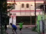 bocah-lempar-krl.jpg
