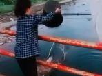buang-sampah-ke-sungai-sambil-joget13.jpg