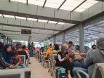 calon-penumpang-menumpuk-di-stasiun-pasar-senen.jpg