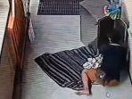 Pura-pura Mau Salat, Pria Muda Terekam CCTV Curi Uang Kotak Amal di Masjid Kawasan Cakung Jaktim