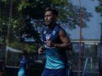 daisuke-sato-sedang-fokus-bersiap-menghadapi-kompetisi-liga-1-20222023.jpg