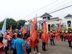 demo-buruh-di-karawang-jawa-barat.jpg