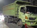 dump-truk-menabrak-separator-busway.jpg