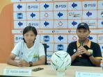 een-sumarni-dan-asisten-pelatih-persib-bandung-putri-fauzi-bramantio.jpg