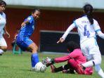 febriana-mencetak-gol-ke-gawang-psis-putri.jpg