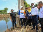 heru-budi-hartono-saat-meninjau-pembangunan-tanggul-kali-semanan.jpg