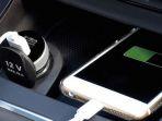 ilustrasi-charge-handphone-di-mobil_001.jpg