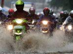ilustrasi-pengendara-sepeda-motor-kehujanan.jpg