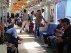 wartakota/ilustrasi-suasana-di-dalam-ngobrol-di-KRL.jpg