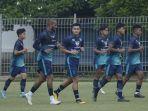 jelang-perempat-final-piala-presiden-2022-kembali-menjalani-latihan-di-stadion-persib.jpg