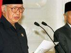 jelang-soeharto-mundur.jpg