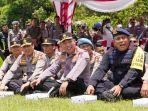 jenderal-listyo-sigit-duduk-di-atas-rumput-dan-makan-nasi-kotak.jpg