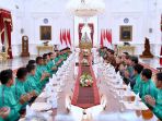jokowi-makan-siang-bersama-timnas-piala-aff-2016_20161219_163104.jpg